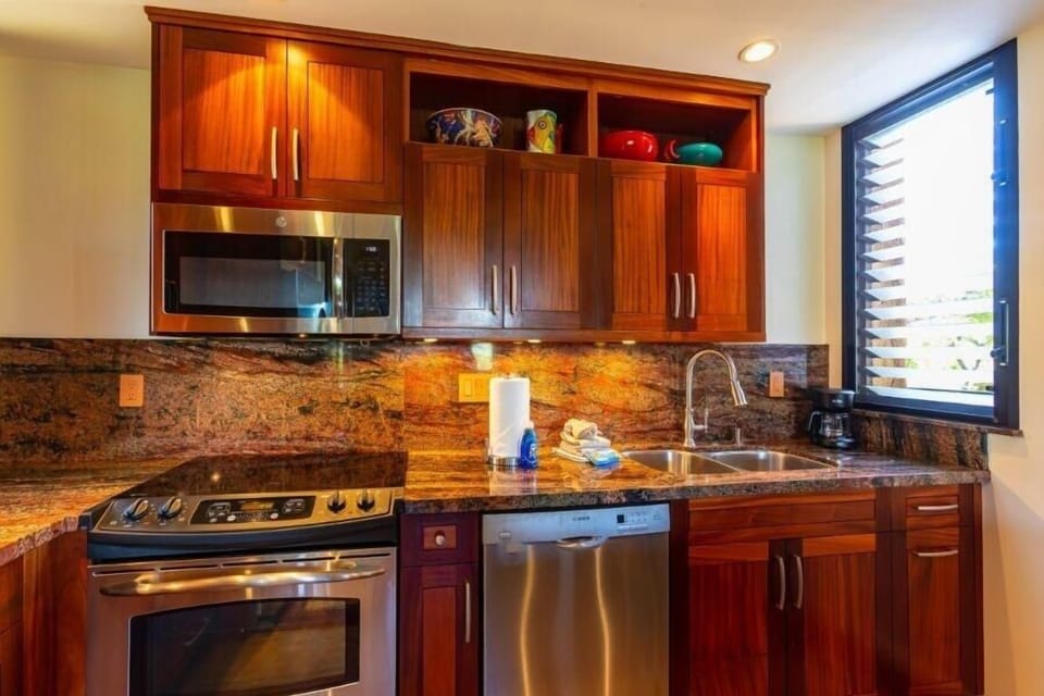 Condo, 1 Bedroom | Private kitchen | Fridge, oven, coffee/tea maker