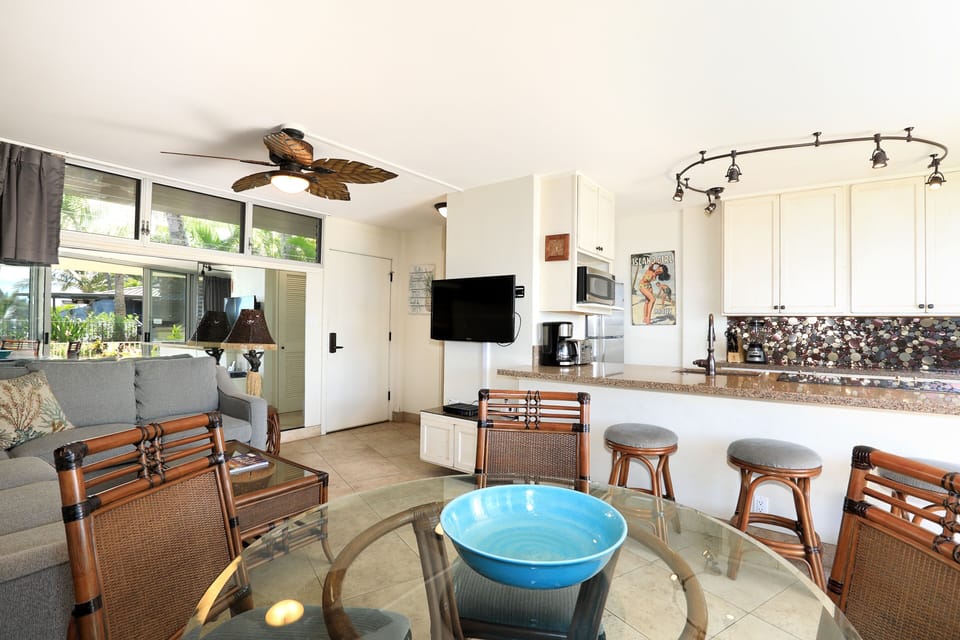Condo, 2 Bedrooms | Dining