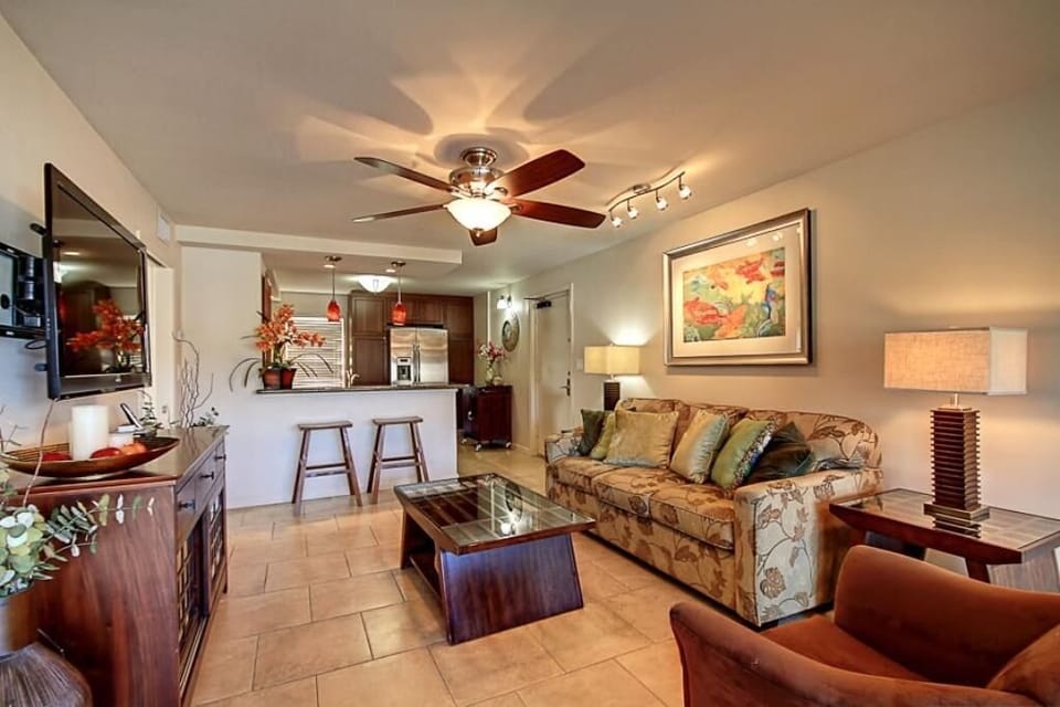 Condo, 2 Bedrooms | Living area