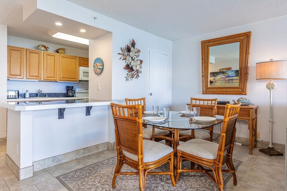 Condo, 2 Bedrooms | Dining