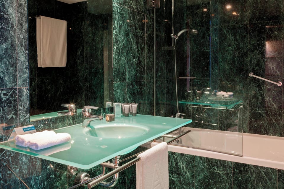 Standard Room, 1 Queen Bed | Bathroom | Combined shower/tub, free toiletries, hair dryer, bidet