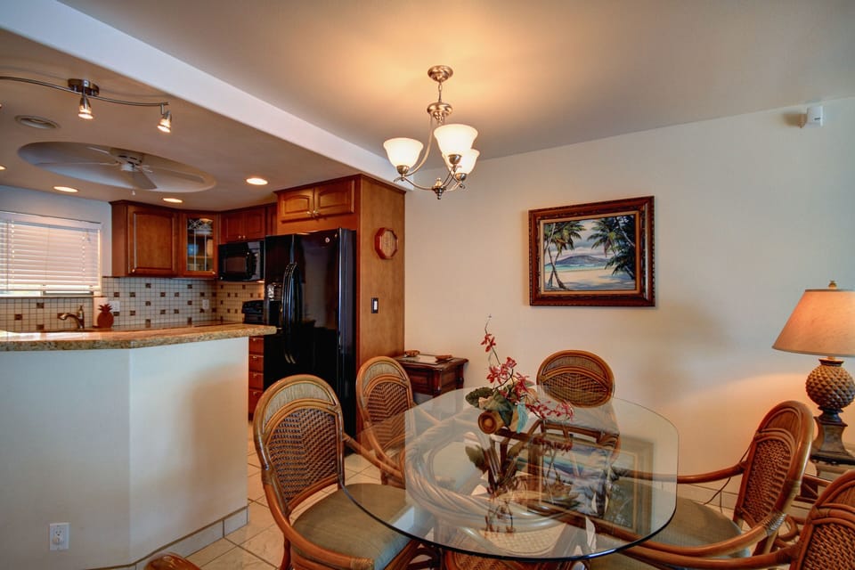 Condo, 2 Bedrooms | Dining