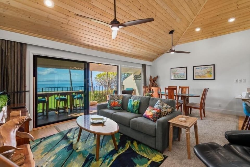 Condo, 2 Bedrooms | Living area