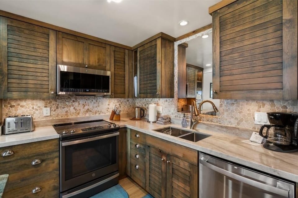 Condo, 2 Bedrooms | Private kitchen | Coffee/tea maker, fridge, oven, toaster