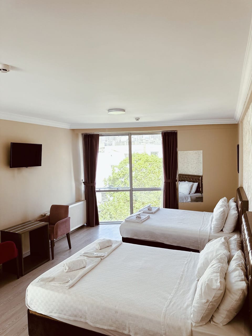 Family Quadruple Room | Minibar, desk, blackout drapes, soundproofing