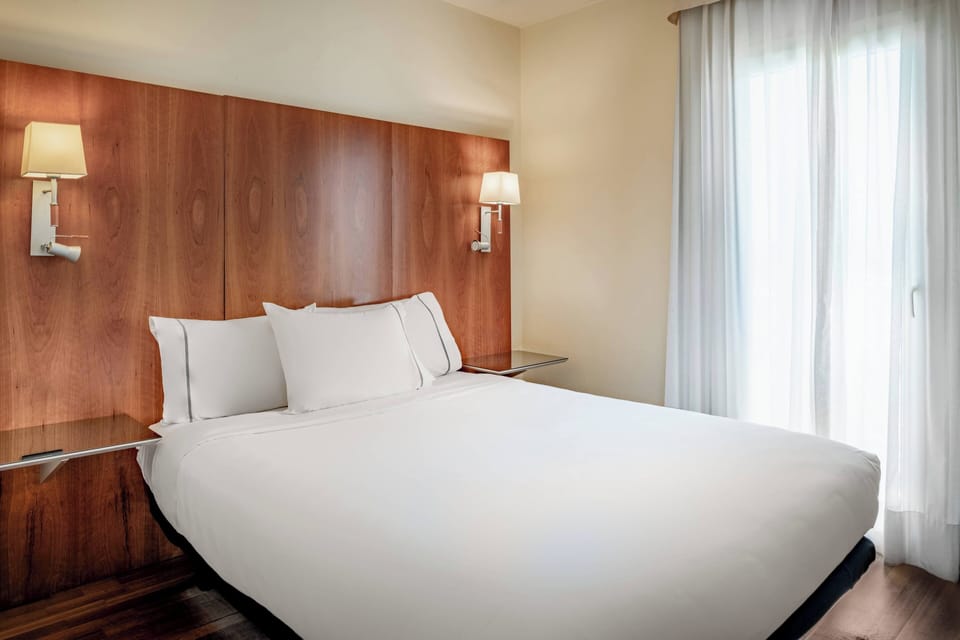 Premium bedding, minibar, desk, blackout drapes