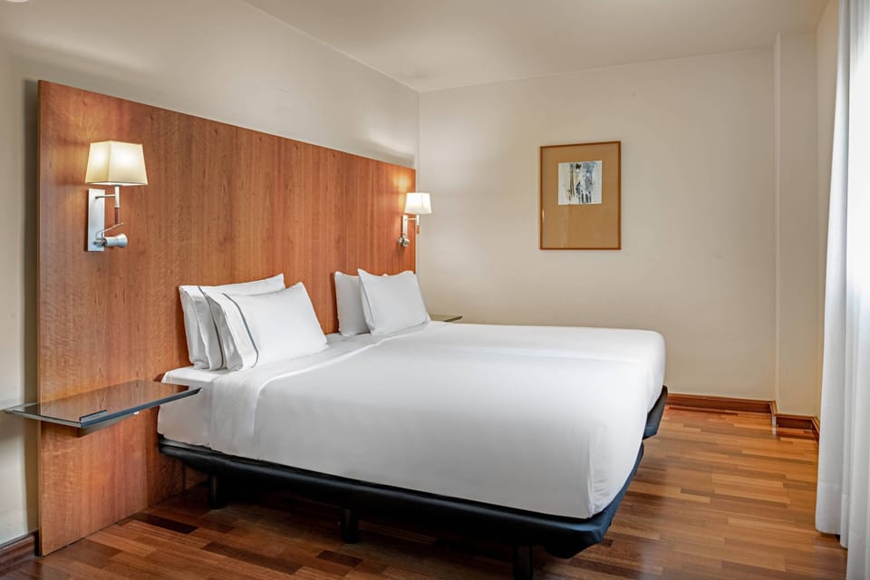 Premium bedding, minibar, desk, blackout drapes