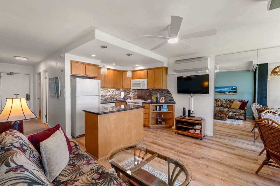 Condo, 1 Bedroom | Living area