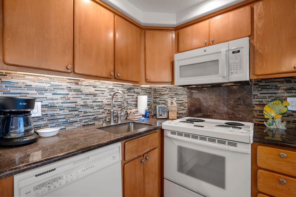 Condo, 1 Bedroom | Private kitchen | Coffee/tea maker, fridge, oven, toaster