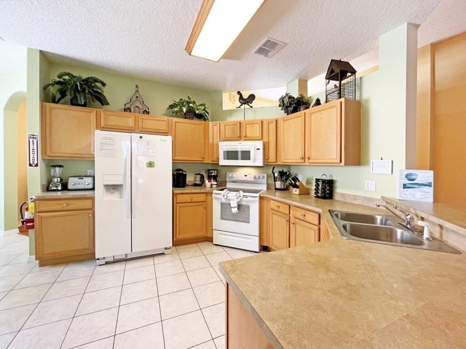 House, 4 Bedrooms | Private kitchen