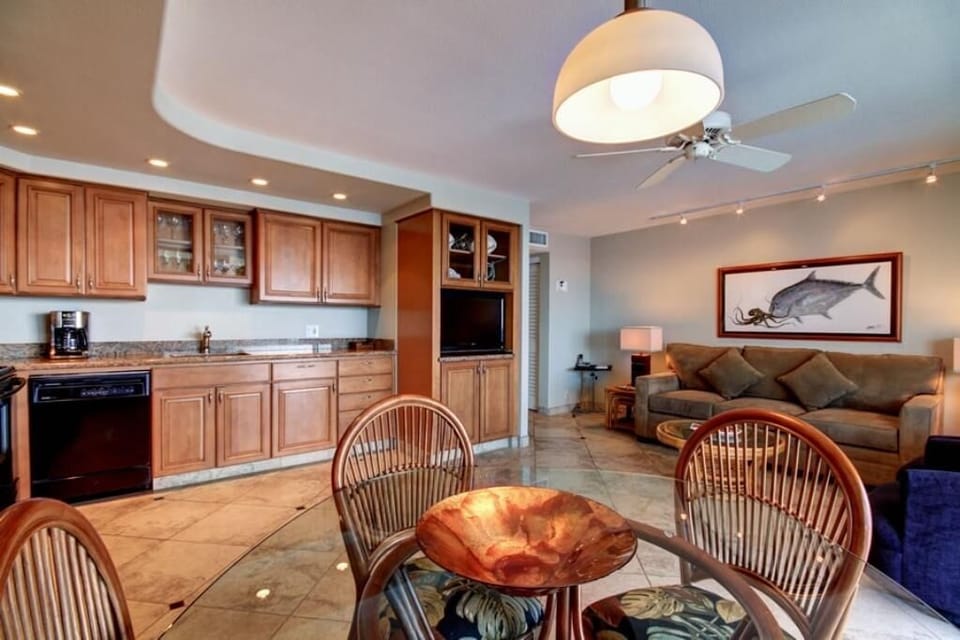 Condo, 1 Bedroom | Living area