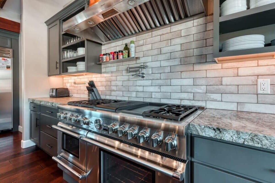 The double oven ensures you can cook multiple dishes simultaneously, ideal for feeding a crowd.