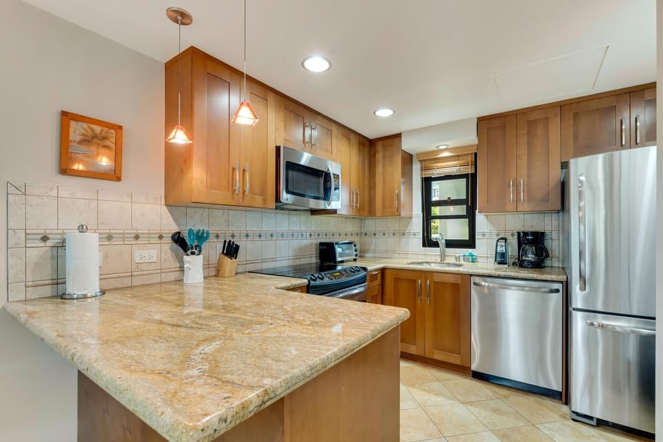 Condo, 1 Bedroom | Private kitchen | Fridge, oven, coffee/tea maker, toaster