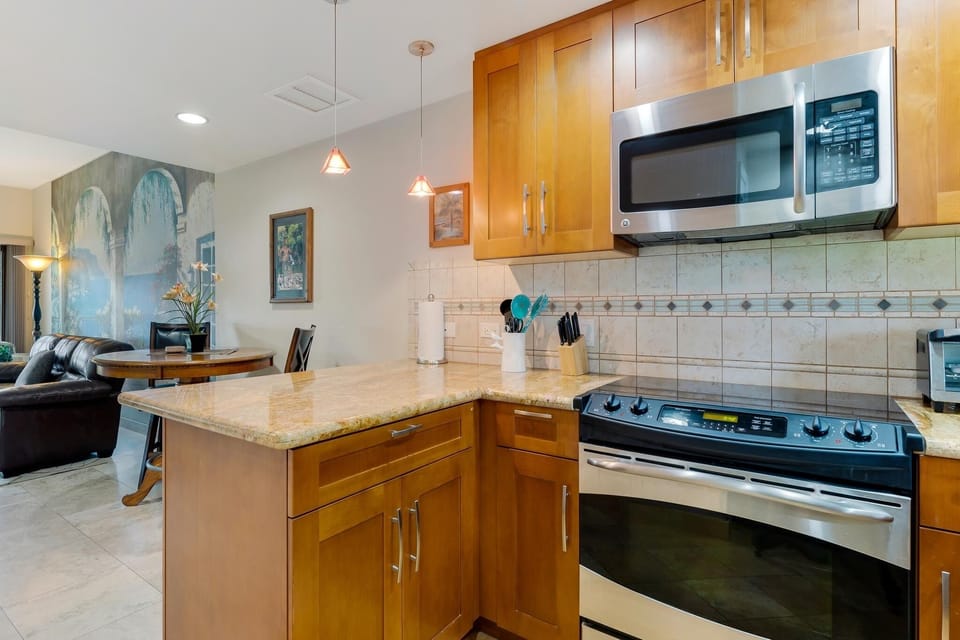 Condo, 1 Bedroom | Private kitchen | Fridge, oven, coffee/tea maker, toaster