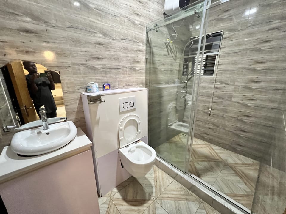 Shower, rainfall showerhead, free toiletries, bathrobes
