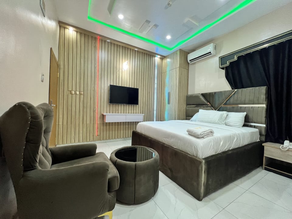 Deluxe Room | In-room safe, individually decorated, individually furnished