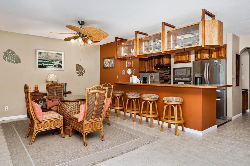 Condo, 2 Bedrooms | Dining