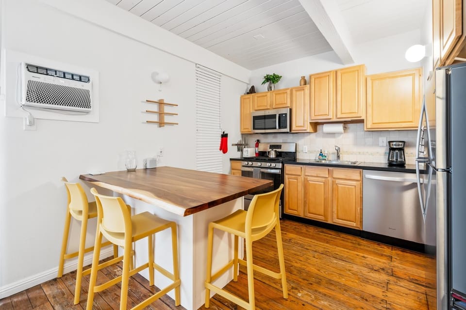 Condo, 1 Bedroom | Private kitchen | Fridge, oven, coffee/tea maker, toaster