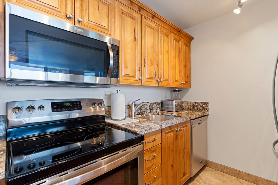 Condo, 1 Bedroom | Private kitchen | Coffee/tea maker, fridge, oven, toaster