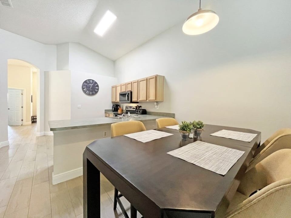 House, 5 Bedrooms | Dining
