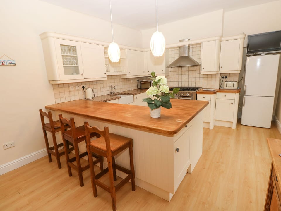 Fridge, dishwasher, electric kettle, toaster