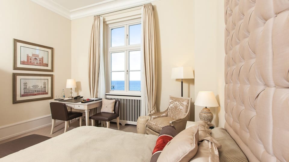 Hypo-allergenic bedding, minibar, in-room safe, desk