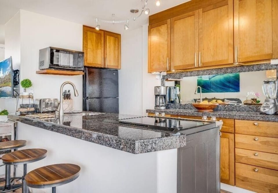 Condo, 2 Bedrooms | Private kitchen | Fridge, oven, coffee/tea maker