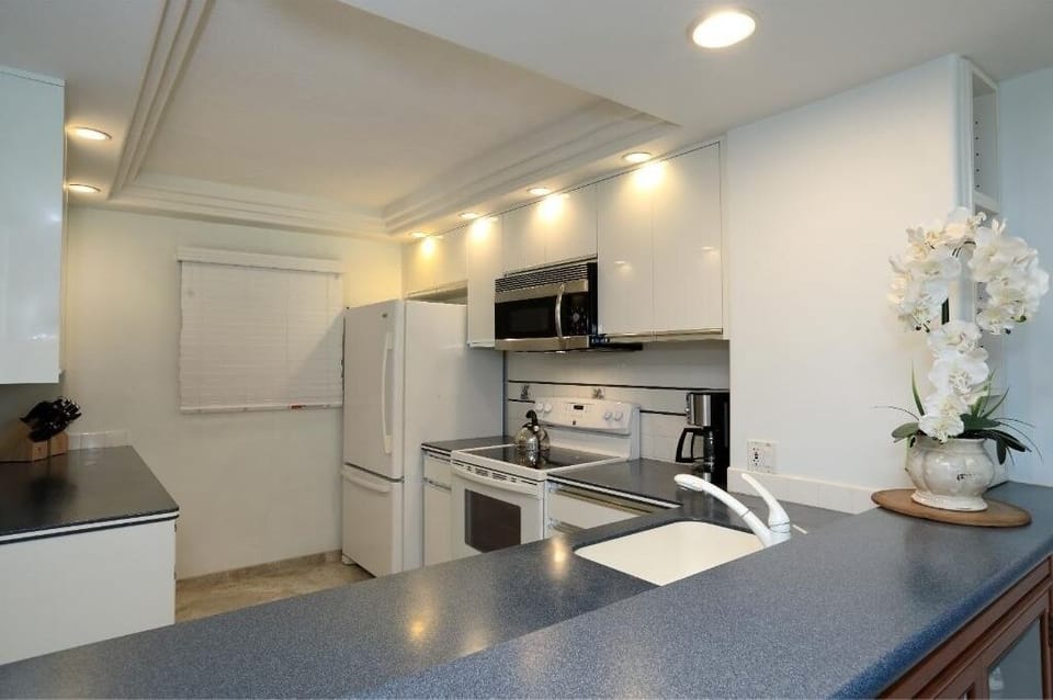 Condo, 3 Bedrooms | Private kitchen | Coffee/tea maker, fridge, oven, toaster