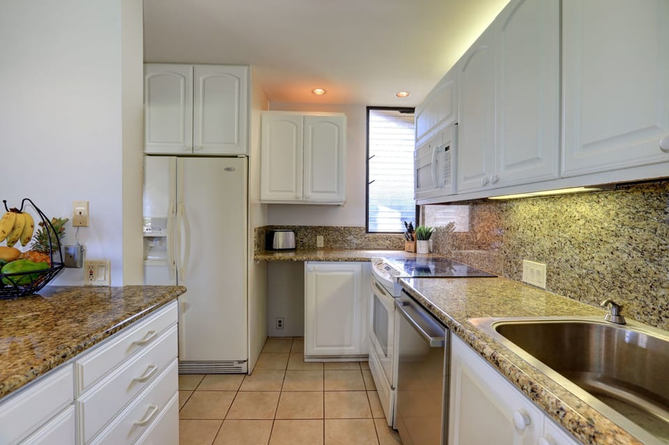 Condo, 2 Bedrooms | Private kitchen | Coffee/tea maker, oven