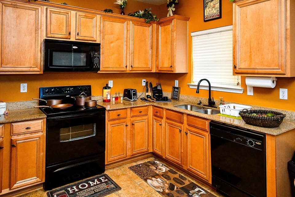 Townhome, 4 Bedrooms, Non Smoking, Pets Allowed | Private kitchen | Fridge, microwave, oven, dishwasher