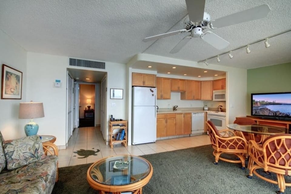 Condo, 1 Bedroom | Living area