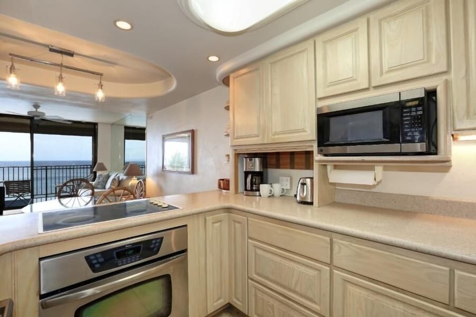 Condo, 2 Bedrooms | Private kitchen | Oven, coffee/tea maker, toaster