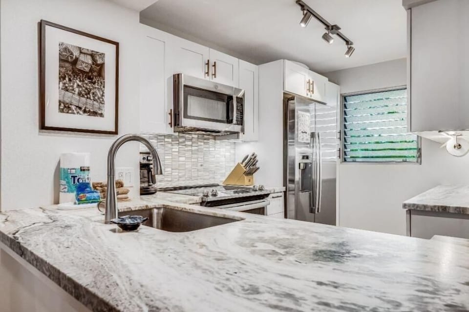 Condo, 2 Bedrooms | Private kitchen | Fridge, oven, coffee/tea maker