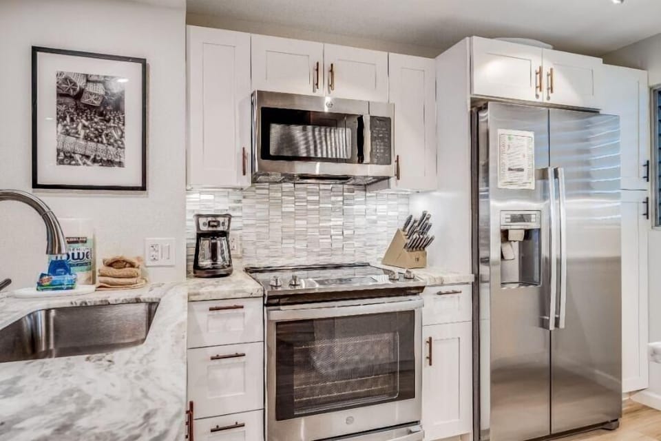Condo, 2 Bedrooms | Private kitchen | Fridge, oven, coffee/tea maker