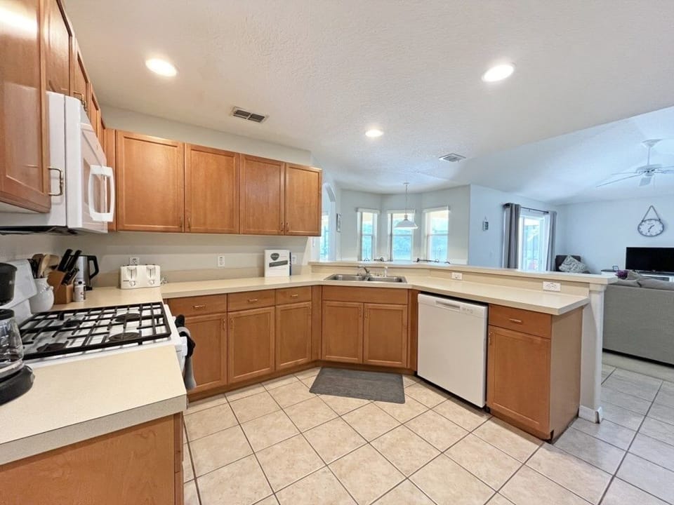 House, 4 Bedrooms | Private kitchen