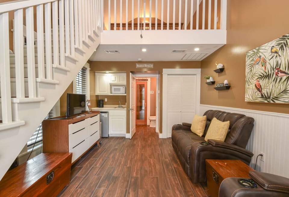 Griffins Getaway- Carriage House Living Area and Kitchenette