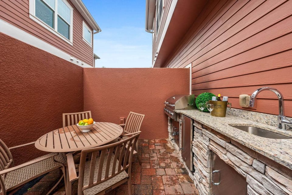 Enjoy a family barbecue or a relaxing time in the hot tub!