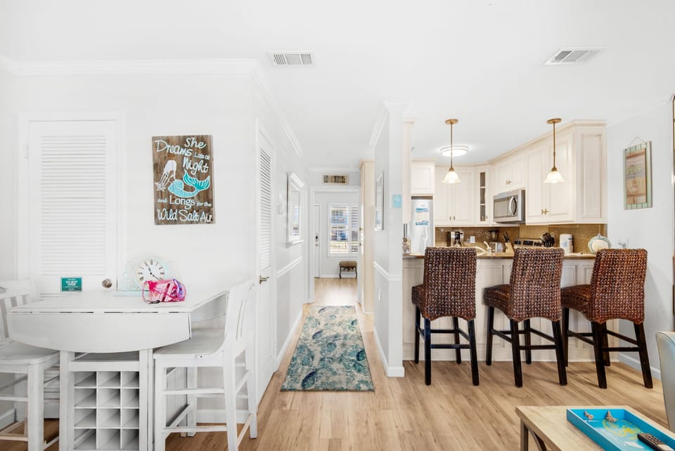 Dining and eat-in bar seating