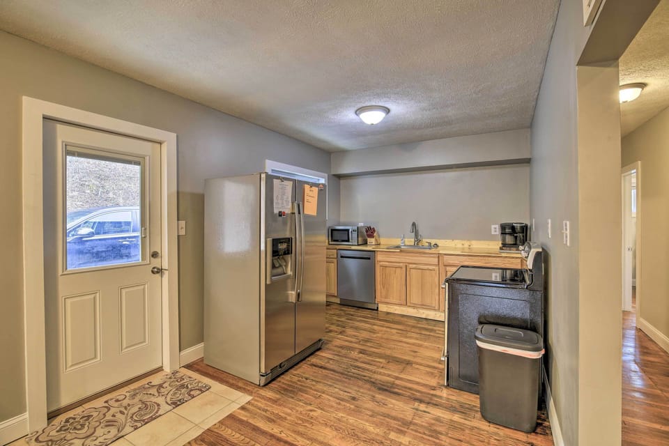 Kitchen | Paper Towels/Trash Bags Provided