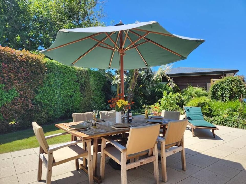 Hahei Garden Sanctuary Outdoor Dining