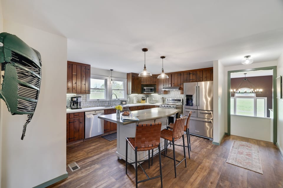 Large Chef's kitchen provides everything possible for great mealmaking!