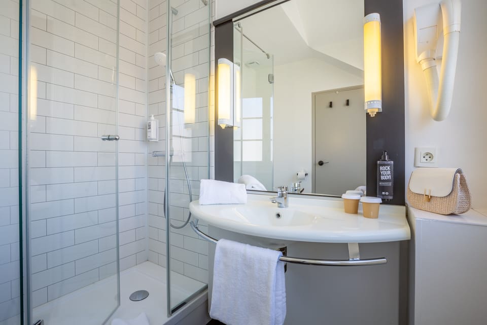 Standard Room, 2 Twin Beds | Bathroom | Shower, eco-friendly toiletries, towels