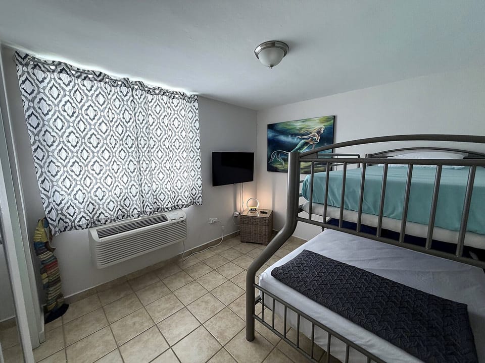 Third bedroom: Bunk bed and window