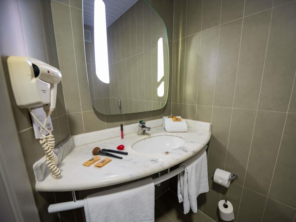 Superior Room, 1 Double Bed | Minibar, desk, soundproofing, free WiFi