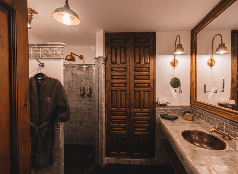 Presidential Studio | Bathroom | Shower, hair dryer, slippers, towels