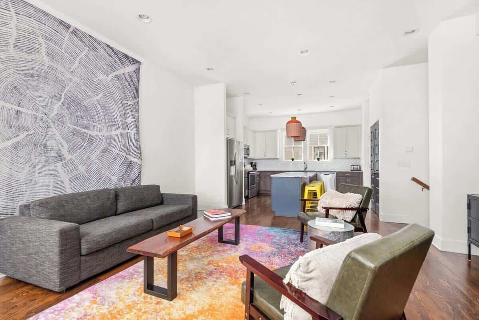 Open-concept layout filled with natural light—the ultimate space to plan your Nashville itinerary.