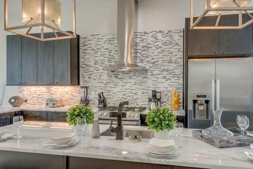Open Concept Chef’s Kitchen – Group-Friendly Dining for Bachelorette & Family Getaways.