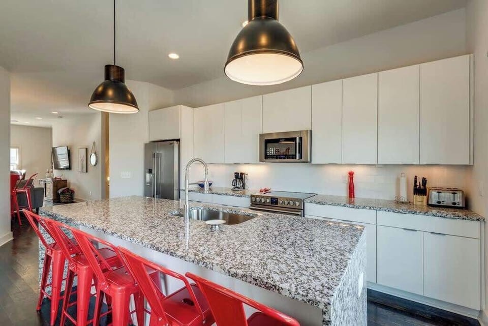 Fully stocked kitchen!