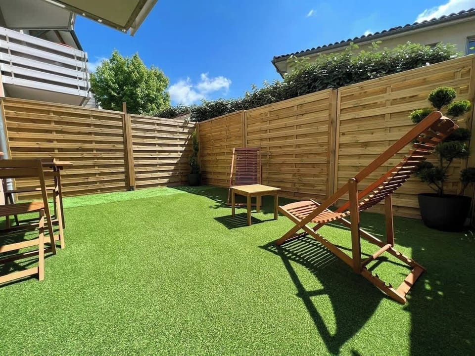 Résidence sécurisée et arborée avec espaces verts, piscine et terrain de tennis, quartier Minimes