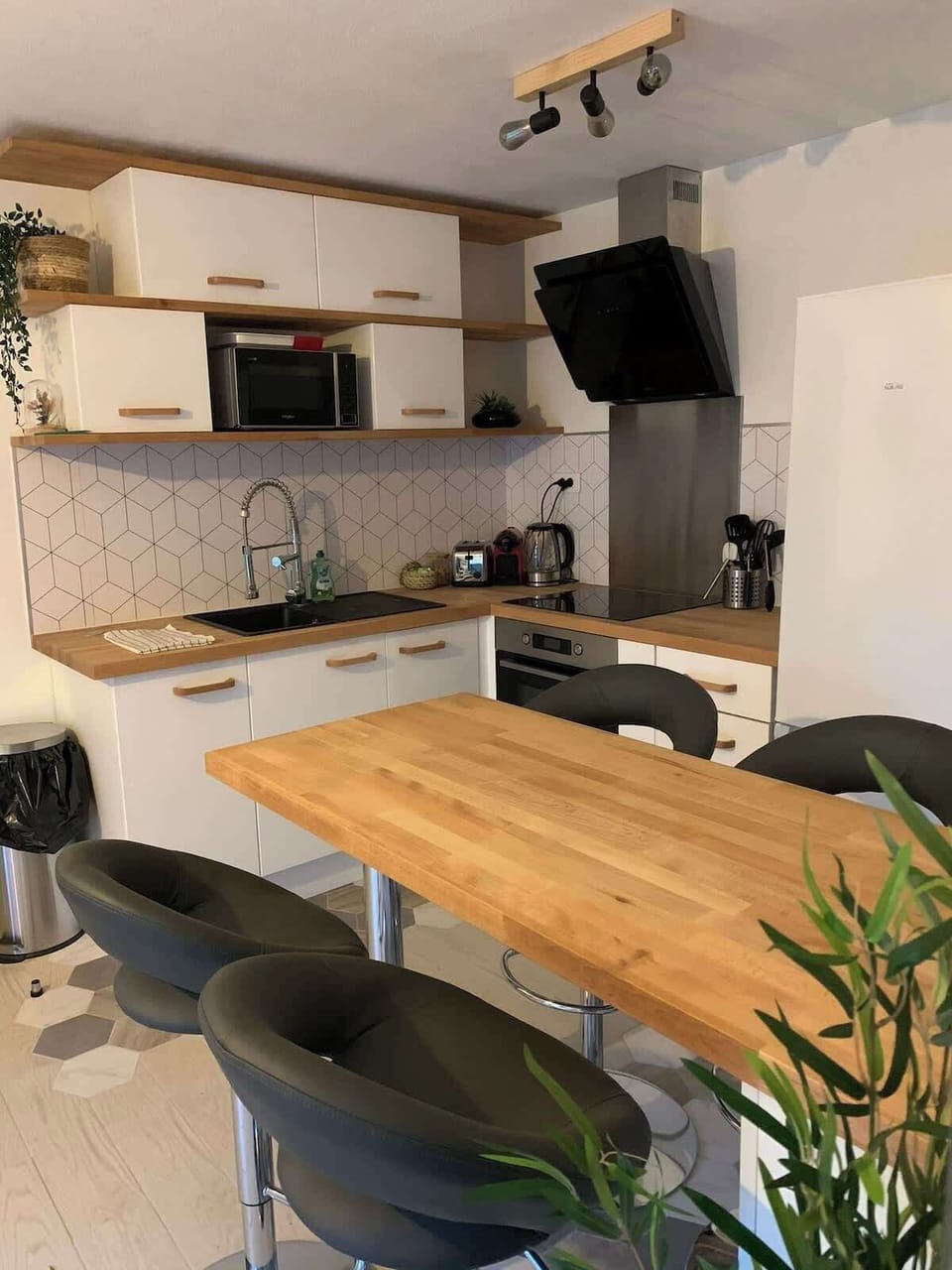 Cuisine ouverte équipée avec plaque induction, four, micro-ondes et machine Nespresso, Le Cozen